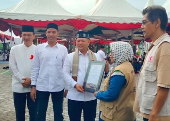 Bupati Aceh Utara, Ismail A Jalil (Ayahwa), menyerahkan donasi kemanusiaan sebesar Rp162 juta dari pelajar Aceh Utara untuk anak-anak Gaza kepada perwakilan MER-C Indonesia di sela-sela peringatan Maulid Nabi Muhammad SAW dan Muzakarah Ulama, di lapangan Landing, Lhoksukon