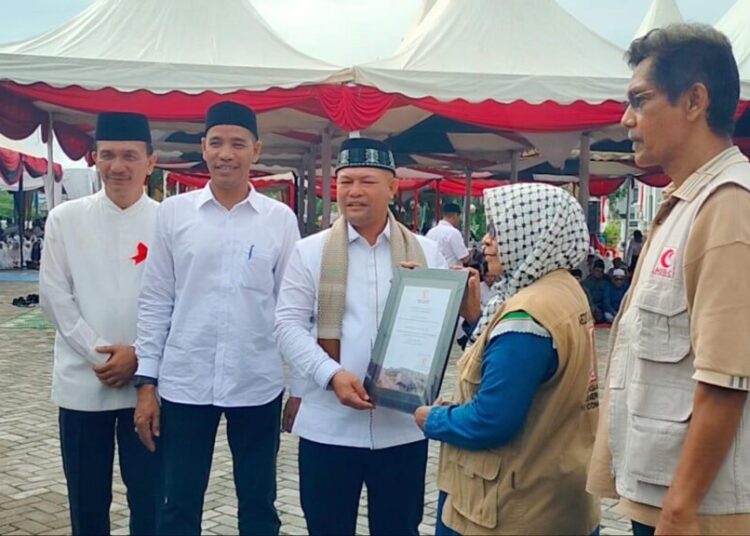 Bupati Aceh Utara, Ismail A Jalil (Ayahwa), menyerahkan donasi kemanusiaan sebesar Rp162 juta dari pelajar Aceh Utara untuk anak-anak Gaza kepada perwakilan MER-C Indonesia di sela-sela peringatan Maulid Nabi Muhammad SAW dan Muzakarah Ulama, di lapangan Landing, Lhoksukon