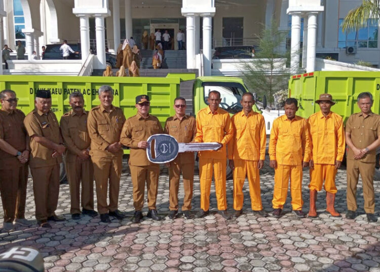 Bupati Aceh Utara, Ismail A Jalil SE MM (Ayahwa), secara simbolis menyerahkan empat unit truk pengangkut sampah kepada Kepala DLHK, Saifullah MPd, di halaman Kantor Bupati, Landing Lhoksukon, Senin (6/10/2025).