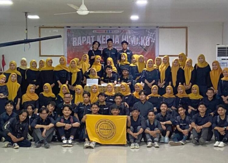 Pengurus HIMAKO Universitas Malikussaleh menggelar rapat kerja Kabinet Bimantara di Aula Fisip Lama, Bukit Indah, Lhokseumawe (8/10/2025)