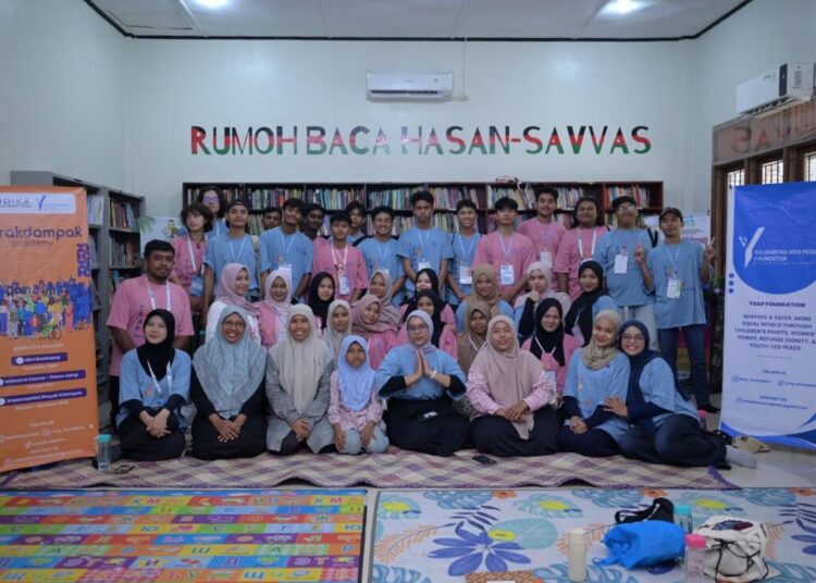 Peserta Peace Camp 2025 saat mengunjungi Rumoh Baca Hasan Savvas di Lhokseumawe dalam rangkaian kegiatan Gerak Dampak Academy pada 10–12 Oktober 2025.