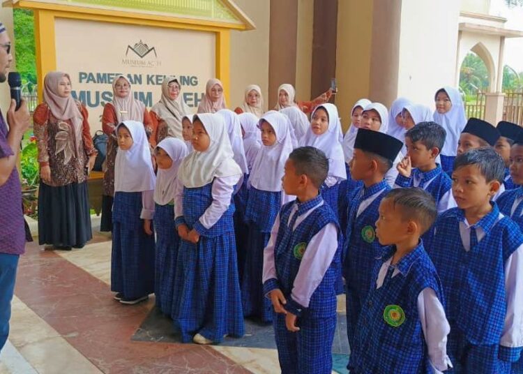 Siswa MIN 27 Aceh Utara antusias mengikuti kunjungan edukatif ke Museum Islam Samudra Pasai, Kamis (16/10/2025)