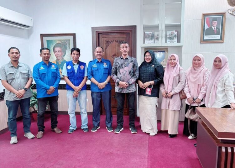 Ketua Karang Taruna Aceh Utara, Sarjani ST, bersama jajaran pengurus saat audiensi dengan Wakil Bupati Aceh Utara, Tarmizi, S.I.Kom (Panyang), di Kantor Bupati Aceh Utara, Lhoksukon, Senin (13/10/2025).