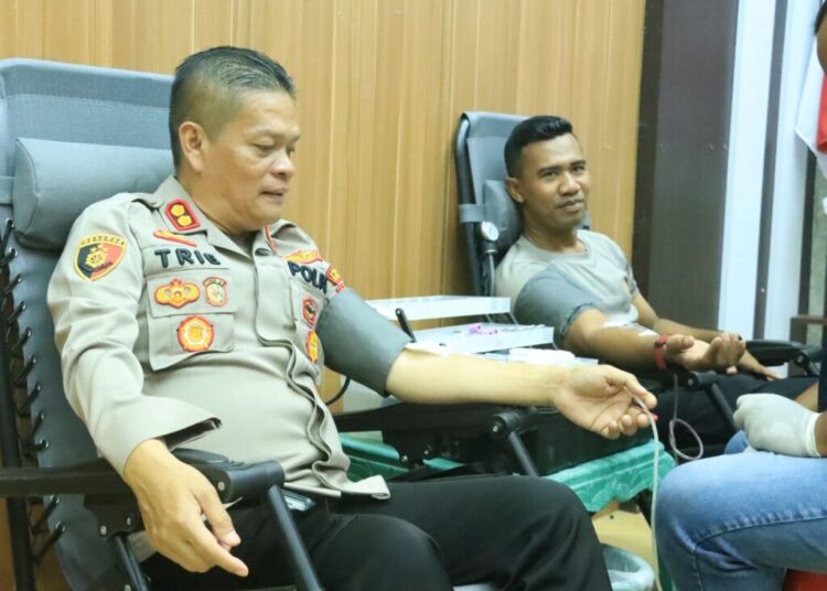 Kapolres Aceh Utara AKBP Trie Aprianto mendonorkan darah dalam aksi kemanusiaan yang digelar Polres Aceh Utara bekerja sama dengan UTD PMI Aceh Utara, Rabu (22/10)