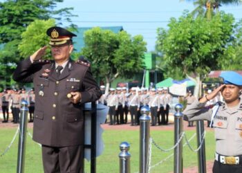 Kapolres Aceh Utara AKBP Trie Aprianto memimpin upacara peringatan Hari Sumpah Pemuda ke-97 di Lapangan Tri Brata Mapolres Aceh Utara, Lhoksukon, Selasa (28/10).