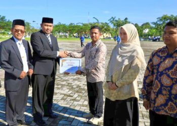 Abdul Hamid (tengah), saat menerima penghargaan dari Pemerintah Aceh Utara atas kiprahnya di bidang pertanian melalui Miharu Farm, dalam upacara Hari Sumpah Pemuda ke-97 di Lhoksukon, Selasa (28/10)