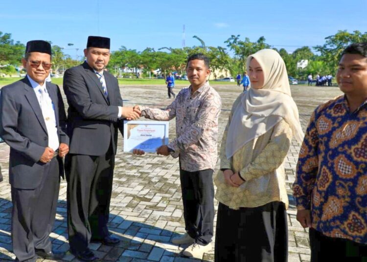 Abdul Hamid (tengah), saat menerima penghargaan dari Pemerintah Aceh Utara atas kiprahnya di bidang pertanian melalui Miharu Farm, dalam upacara Hari Sumpah Pemuda ke-97 di Lhoksukon, Selasa (28/10)