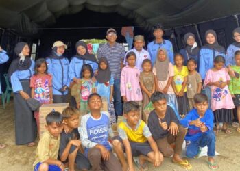 Pengurus IMATABAGSEL menyerahkan bantuan donasi kepada warga terdampak banjir di lokasi pengungsian Gampong Lhok Jong, Kecamatan Sawang, Aceh Utara, Selasa (9/12).