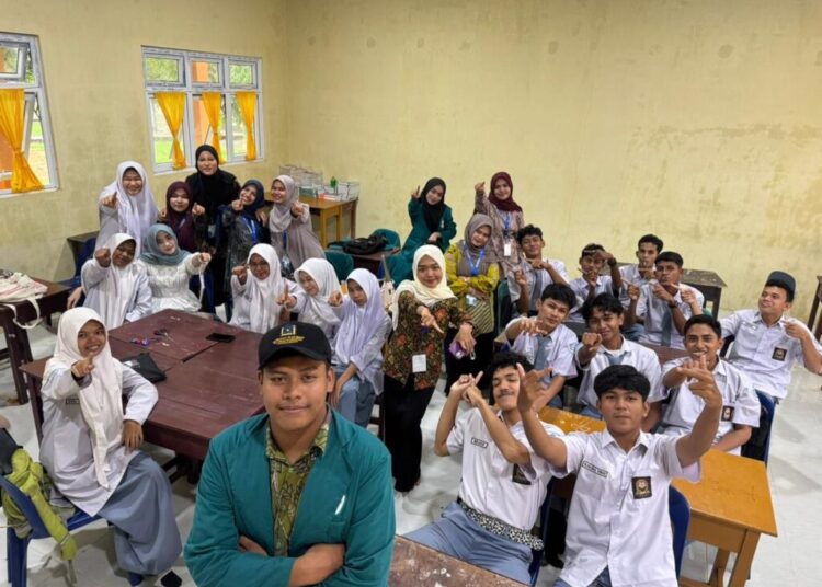Mahasiswa KPM Kelompok 54 UIN SUNA saat menyampaikan sosialisasi “Stop Bullying” di SMA Negeri 1 Kuta Makmur