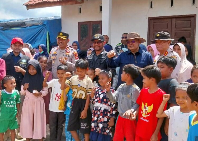 Tim BAZNAS bersama DPR RI dan aparat setempat menyalurkan bantuan kemanusiaan bagi warga terdampak bencana di Desa Lubok Pusaka, Langkahan, Aceh Utara (12/12)