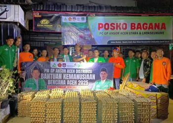 Ketua PW GP Ansor Aceh, Azwar A. Gani, menyerahkan bantuan logistik kepada PC Ansor Aceh Utara di Posko Bagana, Lhoksukon, Rabu (10/12).