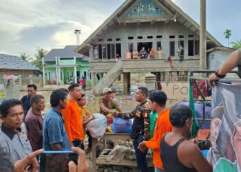 Ketua PC GP Ansor Aceh Utara, Adni Fajri, bersama Tim Bagana menyerahkan bantuan logistik kepada pengungsi korban banjir di posko pengungsian Desa Geulumpang Bungkok, Kecamatan Baktiya, Sabtu (13/12).