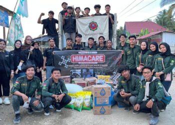 Mahasiswa HIMAKO Unimal bersama HIMAGROTEK menyalurkan bantuan logistik bagi korban banjir di Baktiya, Aceh Utara, Sabtu (13/12).