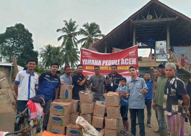 PT Alfa Scorpii & Thamrin Group menyalurkan bantuan CSR bagi korban banjir dan longsor di Desa Geudumbak, Kecamatan Langkahan, Aceh Utara, Senin (15/2).