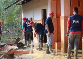 Relawan PMI membersihkan rumah ibadah yang terdampak lumpur pascabanjir bandang di Aceh Utara