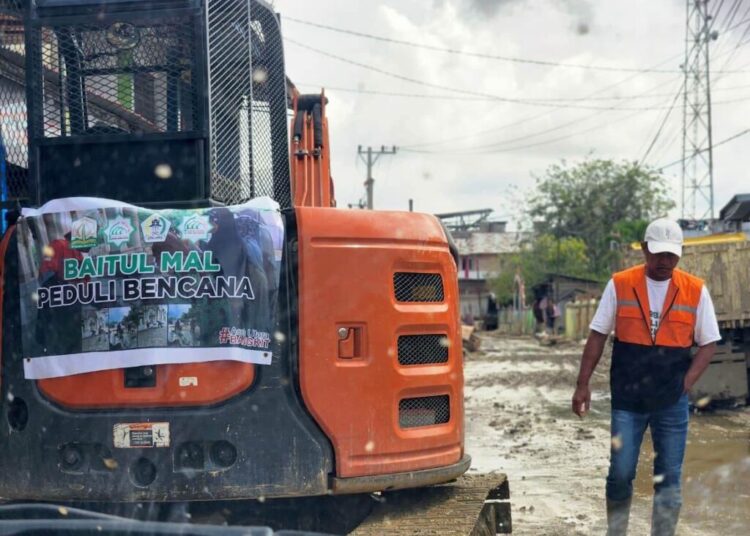 Baitul Mal Aceh Utara mengerahkan alat berat untuk membersihkan lumpur pascabanjir demi memulihkan akses antar-Gampong