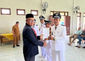 Riza Pahlawi, resmi dilantik sebagai Geuchik Gampong Keude Lapang oleh Camat Lapang, Muzakir SE