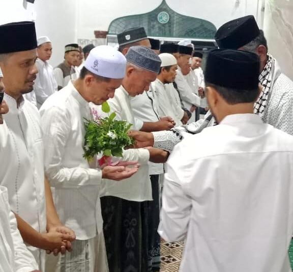Pengurus BKM Masjid Besar Murtadha Simpang Mulieng periode 2026-2029 resmi dilantik bertepatan dengan malam Isra Mikraj Nabi Muhammad SAW 1447 H. Prosesi pelantikan oleh Camat Syamtalira Aron, Surya Phachta, dilanjutkan dengan adat Peusijuek yang dipimpin Tgk. Zainuddin Ibrahim (Abi Doy Bayu)
