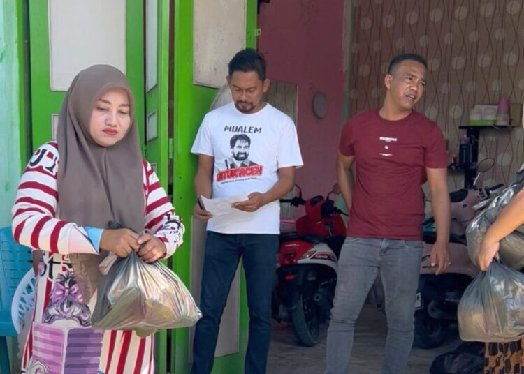 Geuchik Gampong Keude Lapang, Riza Pahlawi, lima hari pasca dilantik langsung bergerak cepat menyalurkan ratusan paket sembako bagi warga terdampak banjir