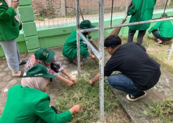 Mahasiswa KKN Kelompok 2 Universitas Malikussaleh bergotong royong membersihkan Polindes Gampong Meunasah Drang, Muara Batu, Aceh Utara