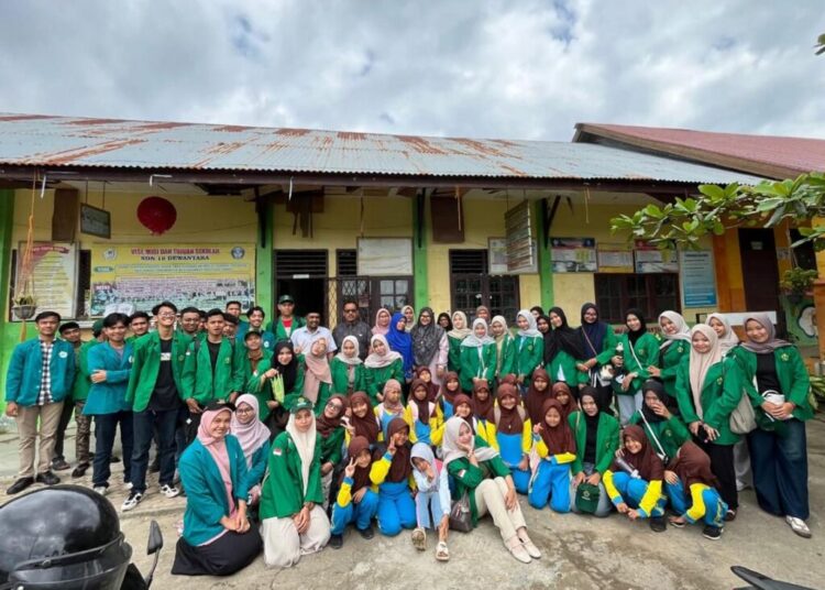 Mahasiswa KPM UIN Sultanah Nahrasiyah bersama KKN Universitas Malikussaleh mengawali program pengabdian di Desa Tambon Tunong, Aceh Utara