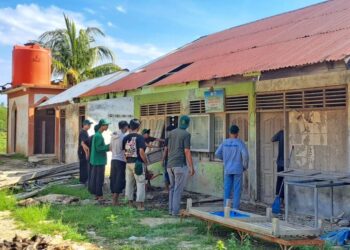 Mahasiswa KKN Kelompok 10 Universitas Malikussaleh bersama warga Gampong Kambam, Muara Batu, Aceh Utara, bergotong royong membersihkan fasilitas publik yang terdampak banjir