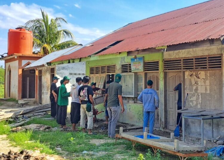 Mahasiswa KKN Kelompok 10 Universitas Malikussaleh bersama warga Gampong Kambam, Muara Batu, Aceh Utara, bergotong royong membersihkan fasilitas publik yang terdampak banjir