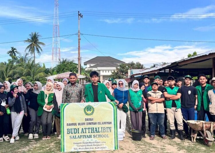 Mahasiswa KKN-PPM Universitas Malikussaleh Kelompok 09 melakukan aksi sosial pembersihan lingkungan pascabanjir di Dayah Budi Atthalibin