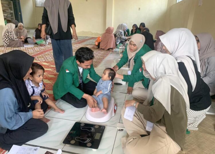 Mahasiswa KKN-PPM Unimal Angkatan XXXVIII Kelompok 36 mendampingi pelaksanaan Posyandu dan Posbindu terpadu di Gampong Tambon Baroh, Kecamatan Dewantara
