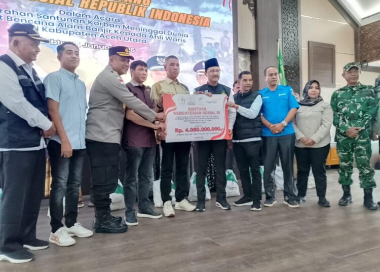 Menteri Sosial RI, Saifullah Yusuf (Gus Ipul), menyerahkan bantuan simbolis bagi warga terdampak bencana di Aceh Utara