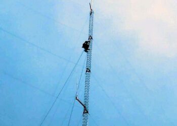 Repeater radio komunikasi (Radio Pancar Ulang/RPU), perangkat yang berfungsi memperkuat dan memperluas jangkauan sinyal Handy Talky (HT) atau radio Rig