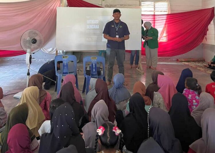 Mahasiswa KKN-PPM Kelompok 14 Universitas Malikussaleh saat menyampaikan materi sosialisasi mitigasi bencana kepada warga Gampong Paloh Awe, Kecamatan Muara Batu, Aceh Utara