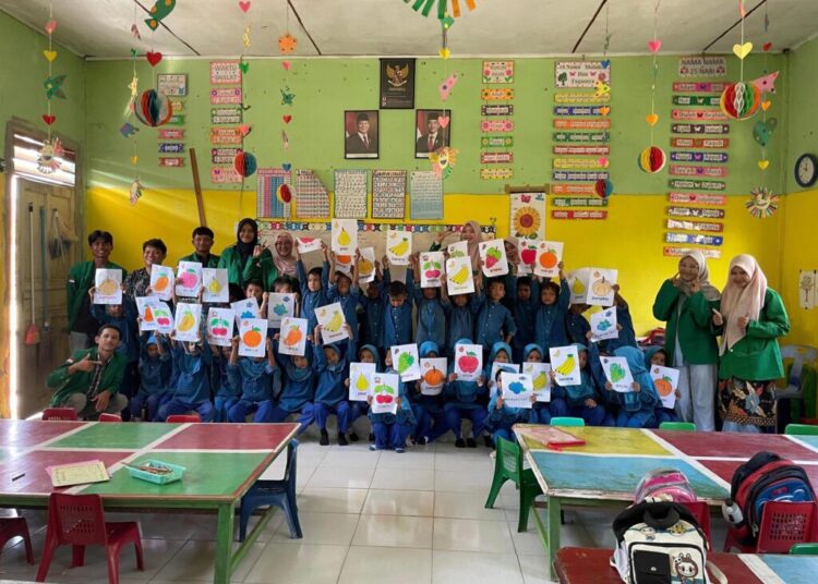 Mahasiswa KKN Kelompok 06 Universitas Malikussaleh saat menggelar program edukasi kesehatan mental melalui terapi warna di RA Al Kautsar, Desa Mane Tunong, Muara Batu, Aceh Utara