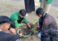 Mahasiswa KKN Unimal Kelompok 28 menanam pohon dalam kegiatan reboisasi di Gampong Geulumpang Sulu Timur, Dewantara, Aceh Utara