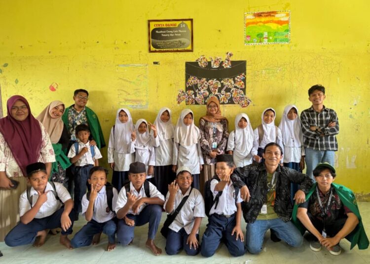 Mahasiswa KKN Unimal Kelompok 38 saat memberikan edukasi pemanfaatan sampah plastik kepada siswa MIS Ulee Reuleung, Kecamatan Dewantara