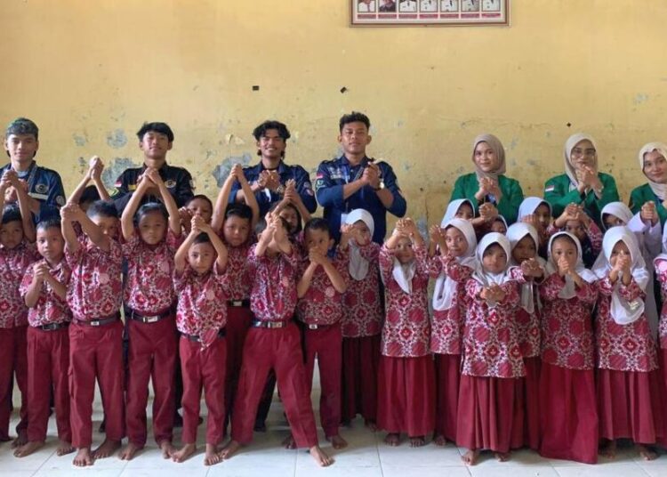 Mahasiswa KKN Relawan Teknik Industri Unimal memberikan edukasi pencegahan perundungan dan pengelolaan sampah kepada siswa SD Negeri 10 Baktiya, Aceh Utara