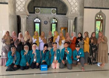 Mahasiswa KPM Mandiri UIN SUNA Lhokseumawe bersama Kader Posyandu Desa Nibong melayani masyarakat dalam kegiatan rutin Posyandu