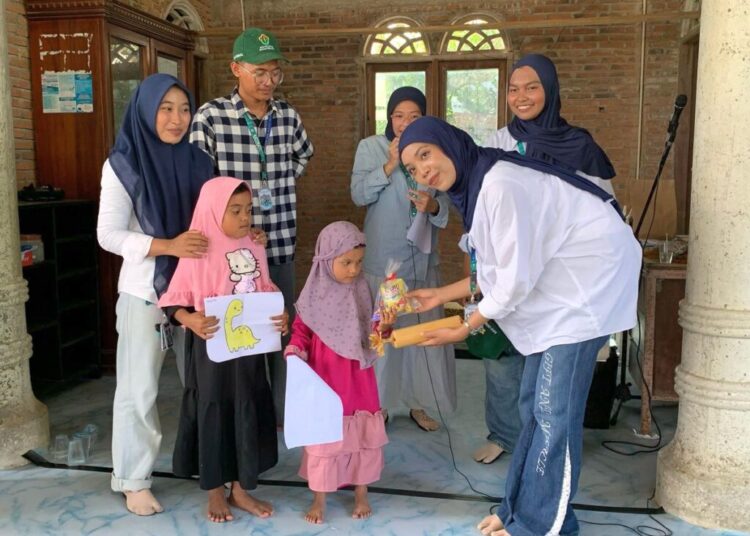 Mahasiswa KKN-PPM Unimal Kelompok 34 bersama anak-anak Dusun Tanjung saat pelaksanaan Olimpiade Mini Edukatif di Gampong Lancang Barat, Dewantara, Aceh Utara