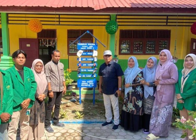 Plang edukasi sampah hasil inisiatif mahasiswa KKN PPM Kelompok 04 Universitas Malikussaleh dipasang di SD Negeri 2 Muara Batu, Aceh Utara