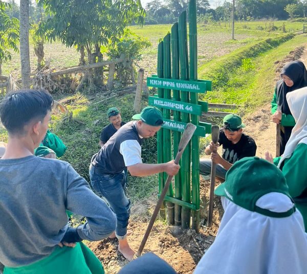 Mahasiswa KKN-PPM Unimal Kelompok 44 merampungkan pemasangan gapura di Desa Keude Geudong, Aceh Utara