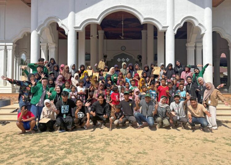 Suasana kebersamaan warga dan mahasiswa Unimal dalam kegiatan SENADA yang digelar di Gampong Pante Gurah, Muara Batu, Aceh Utara