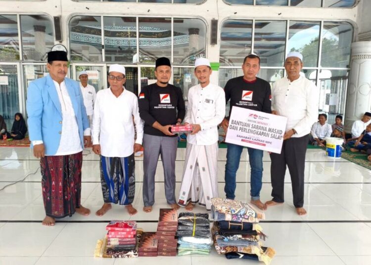 NPC bersama Komunitas Ureung Aceh di perantauan menyerahkan santunan anak yatim di Masjid Besar Murtadha Simpang Mulieng, Kecamatan Syamtalira Aron, Aceh Utara