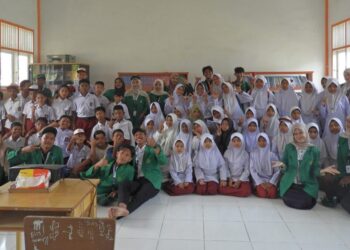 Mahasiswa KKN Unimal Kelompok 06 melaksanakan pengabdian masyarakat di SD Negeri 9 Muara Batu, Aceh Utara, dengan fokus pada penanaman sikap empatik dan penguatan literasi digital