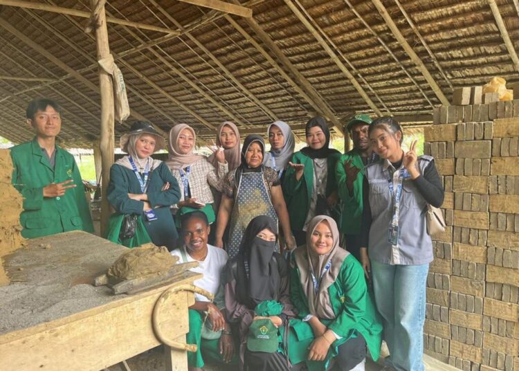 Mahasiswa KKN PPM Kelompok 22 Universitas Malikussaleh melakukan kunjungan belajar ke sentra produksi batu bata di Gampong Reuleut Timu, Muara Batu, Aceh Utara
