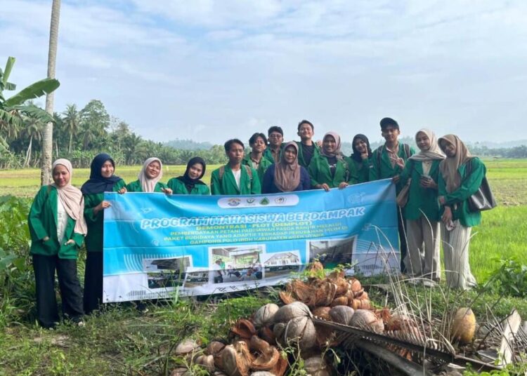 Mahasiswa HIMAGRI Unimal meninjau lahan di Desa Pulo Iboih, Aceh Utara, Selasa (3/2/2026), sebagai langkah awal pembuatan demplot padi sawah