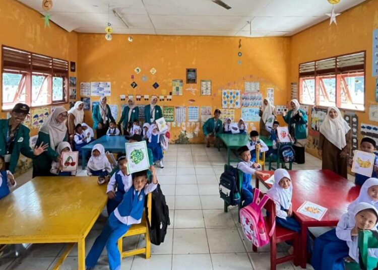 Mahasiswa KPM Mandiri Kelompok 67 UIN Sultanah Nahrasiyah mengajarkan teknik kolase dari limbah plastik kepada anak-anak TK Cut Nyak Dhien, Desa Tambon Tunong, Dewantara, Aceh Utara