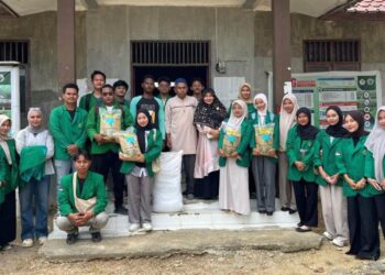 Mahasiswa HIMAGRI Universitas Malikussaleh menyerahkan 250 kemasan benih padi unggul varietas Inpari 32 kepada warga Gampong Pulo Iboih, Aceh Utara