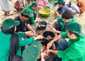 Mahasiswa KKN Relawan Unimal berbaur dengan masyarakat Cot Manyang dalam kenduri dan peusijuek, simbol kebersamaan dan doa untuk pemulihan desa pasca-bencana