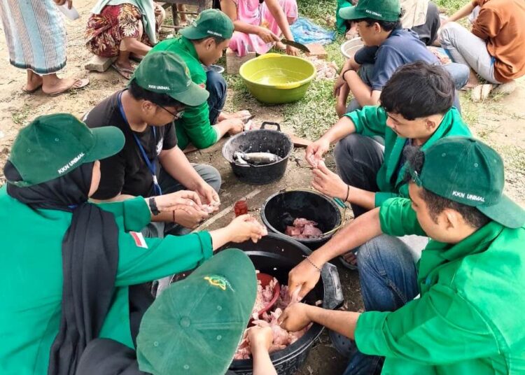 Mahasiswa KKN Relawan Unimal berbaur dengan masyarakat Cot Manyang dalam kenduri dan peusijuek, simbol kebersamaan dan doa untuk pemulihan desa pasca-bencana