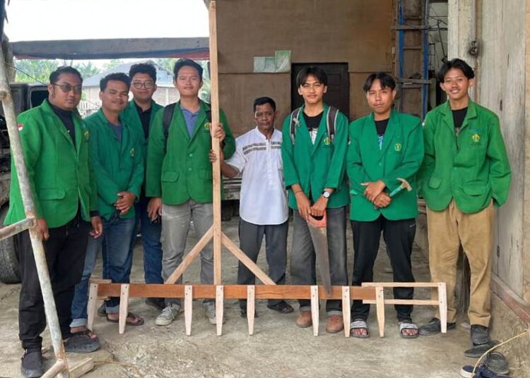 Mahasiswa HIMAGRI Unimal memperkenalkan alat tanam padi sistem Jajar Legowo 3:1 di Gampong Pulo Iboih, Kuta Makmur, Aceh Utara